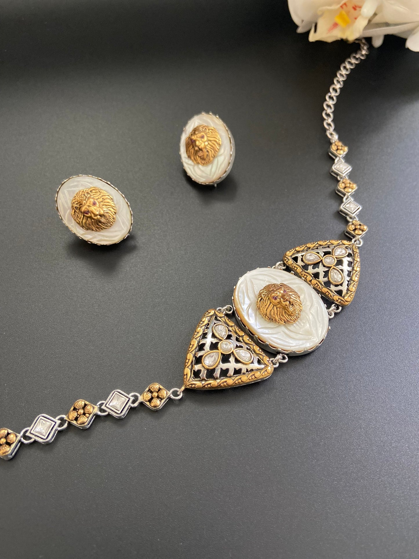 Lion Motif Choker Set