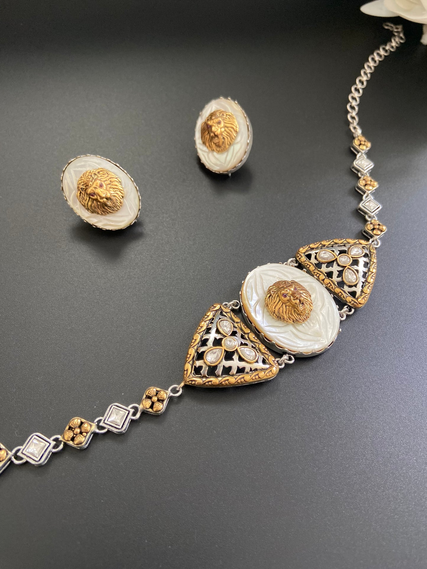 Lion Motif Choker Set