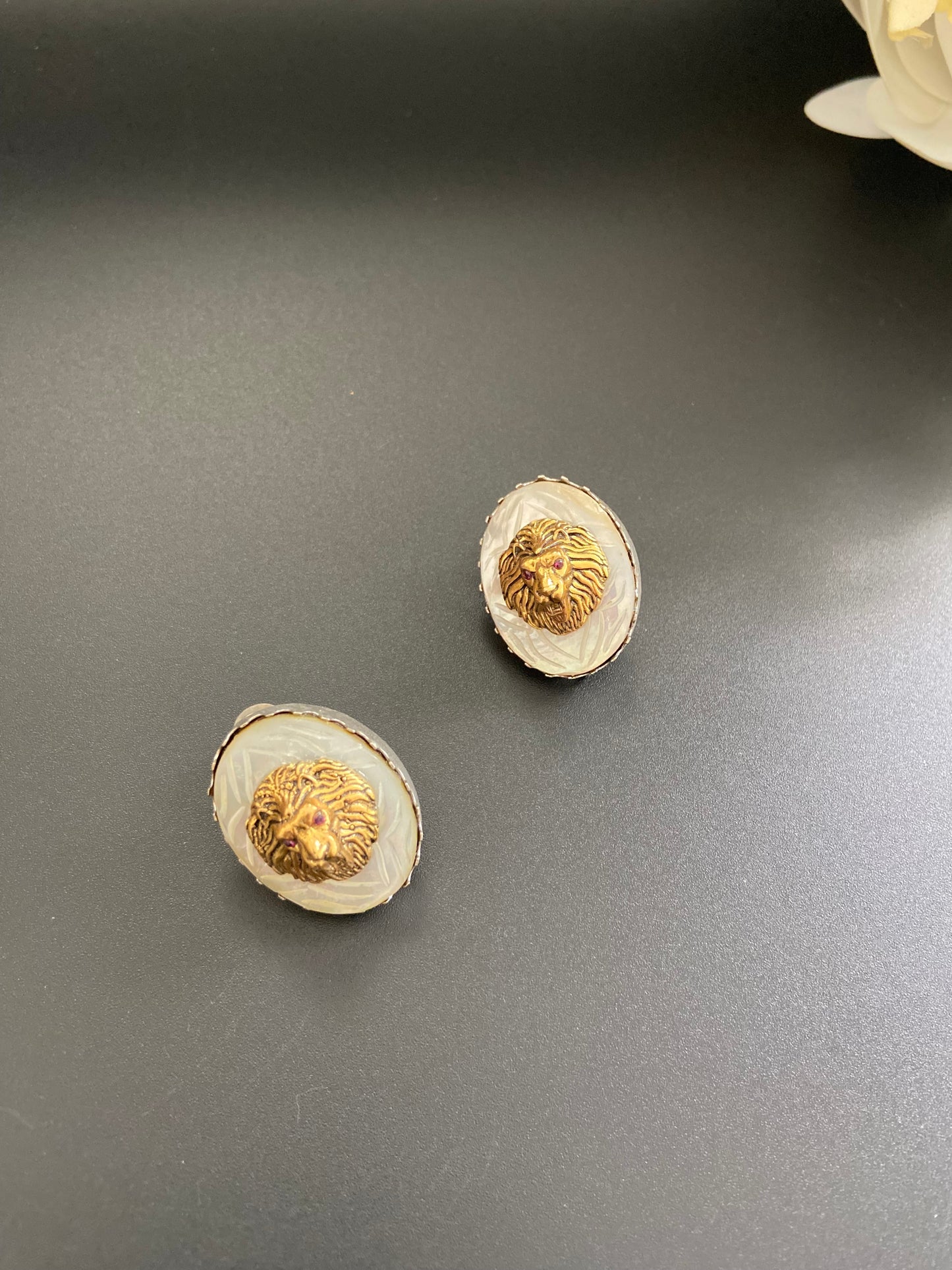 Lion Motif Choker Set