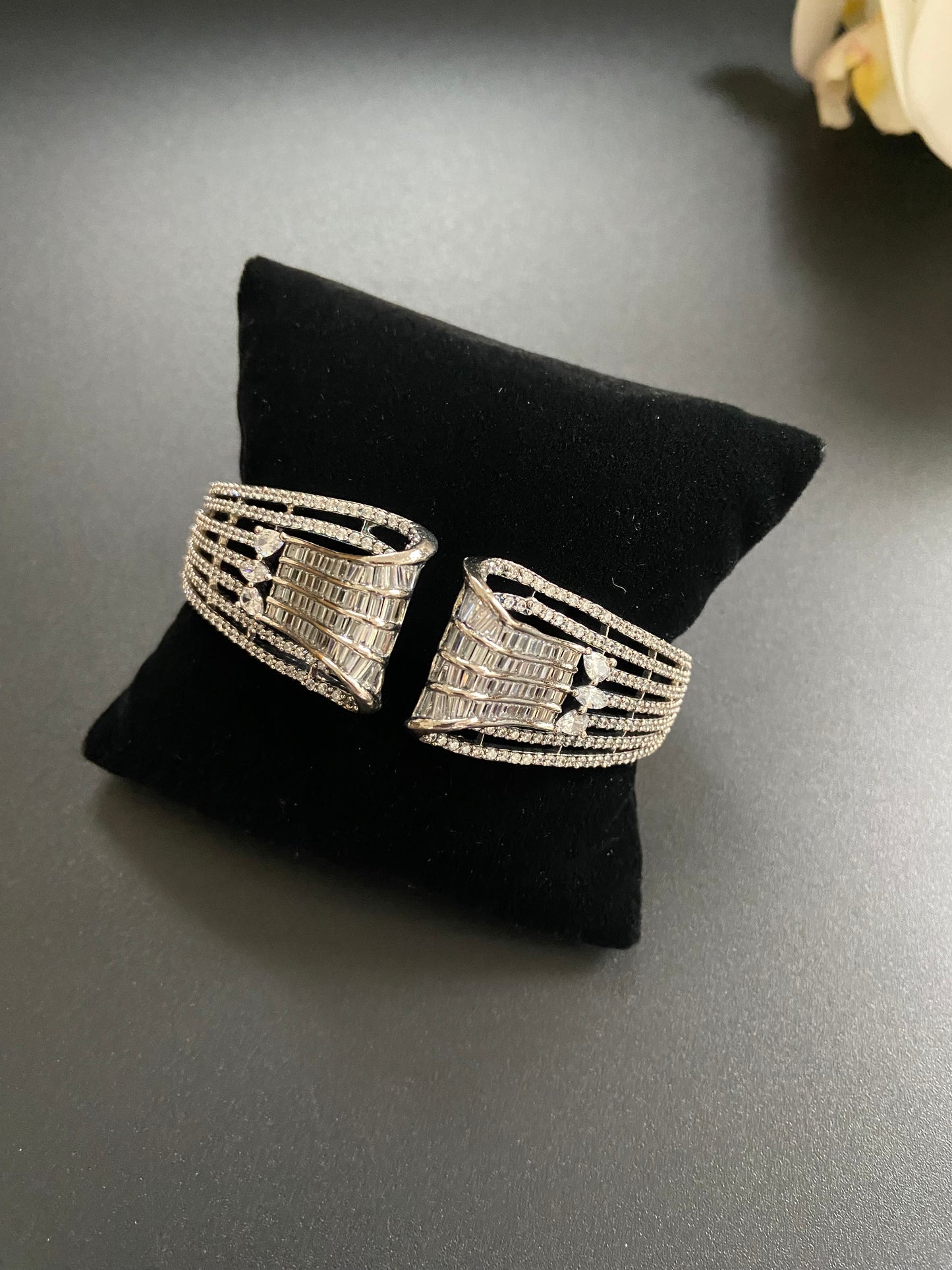 Alluring Victorian Kada