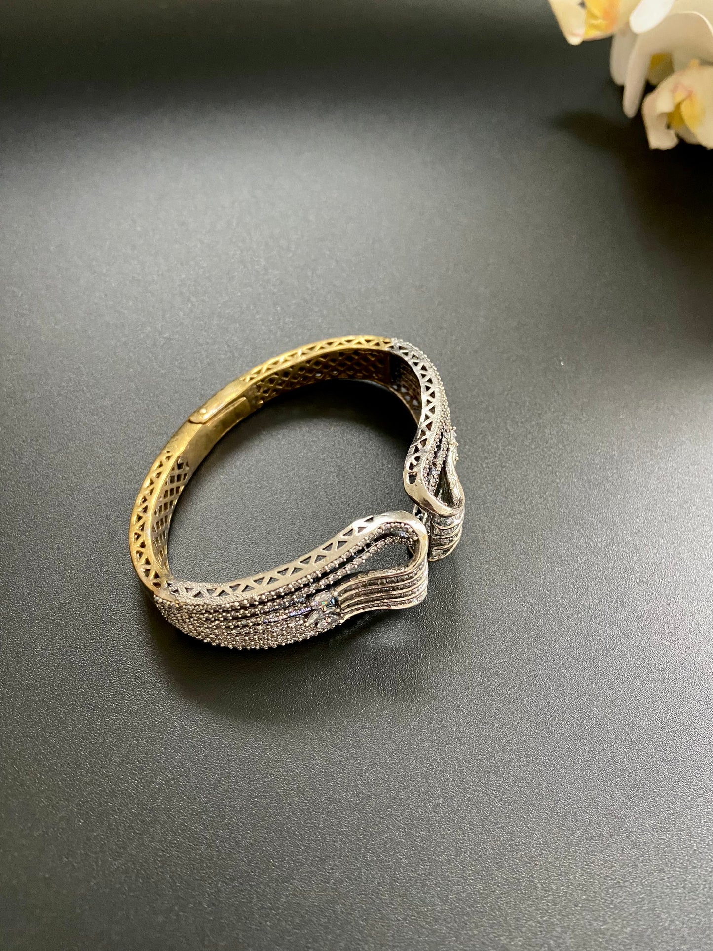 Alluring Victorian Kada