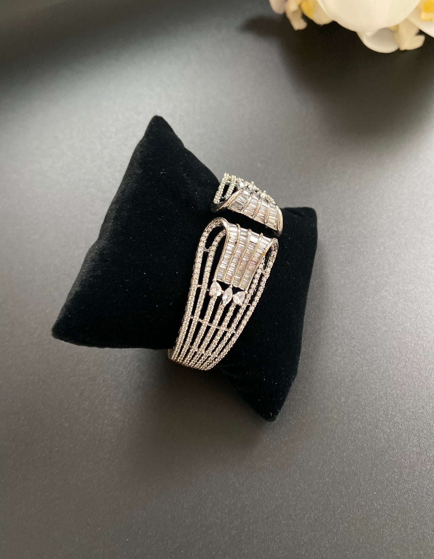 Alluring Victorian Kada