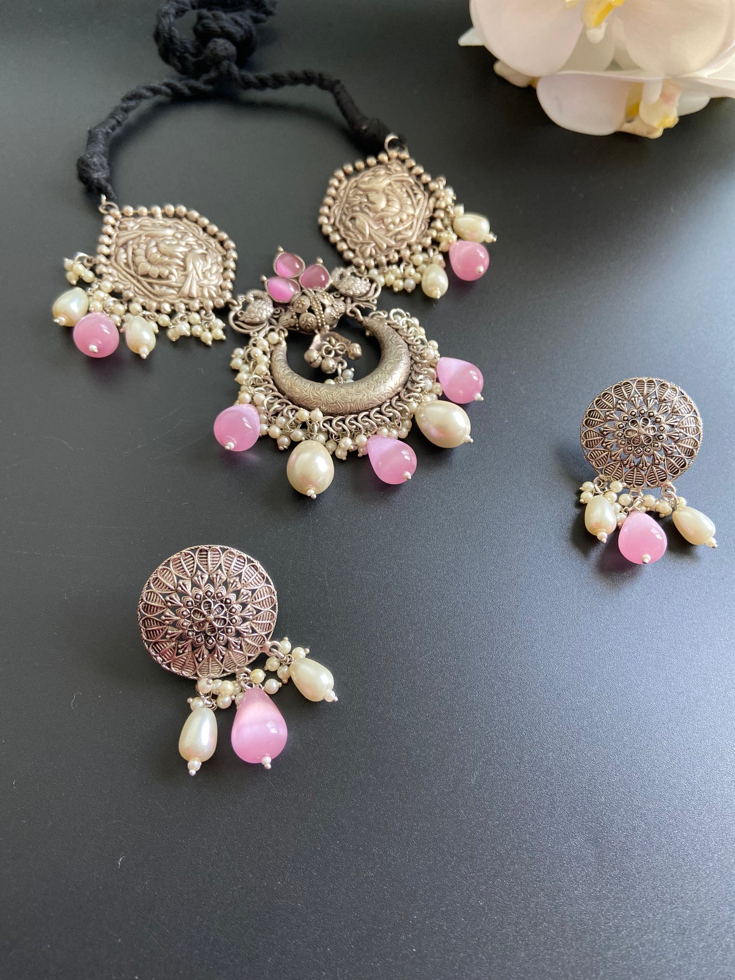 Mono chrome choker set