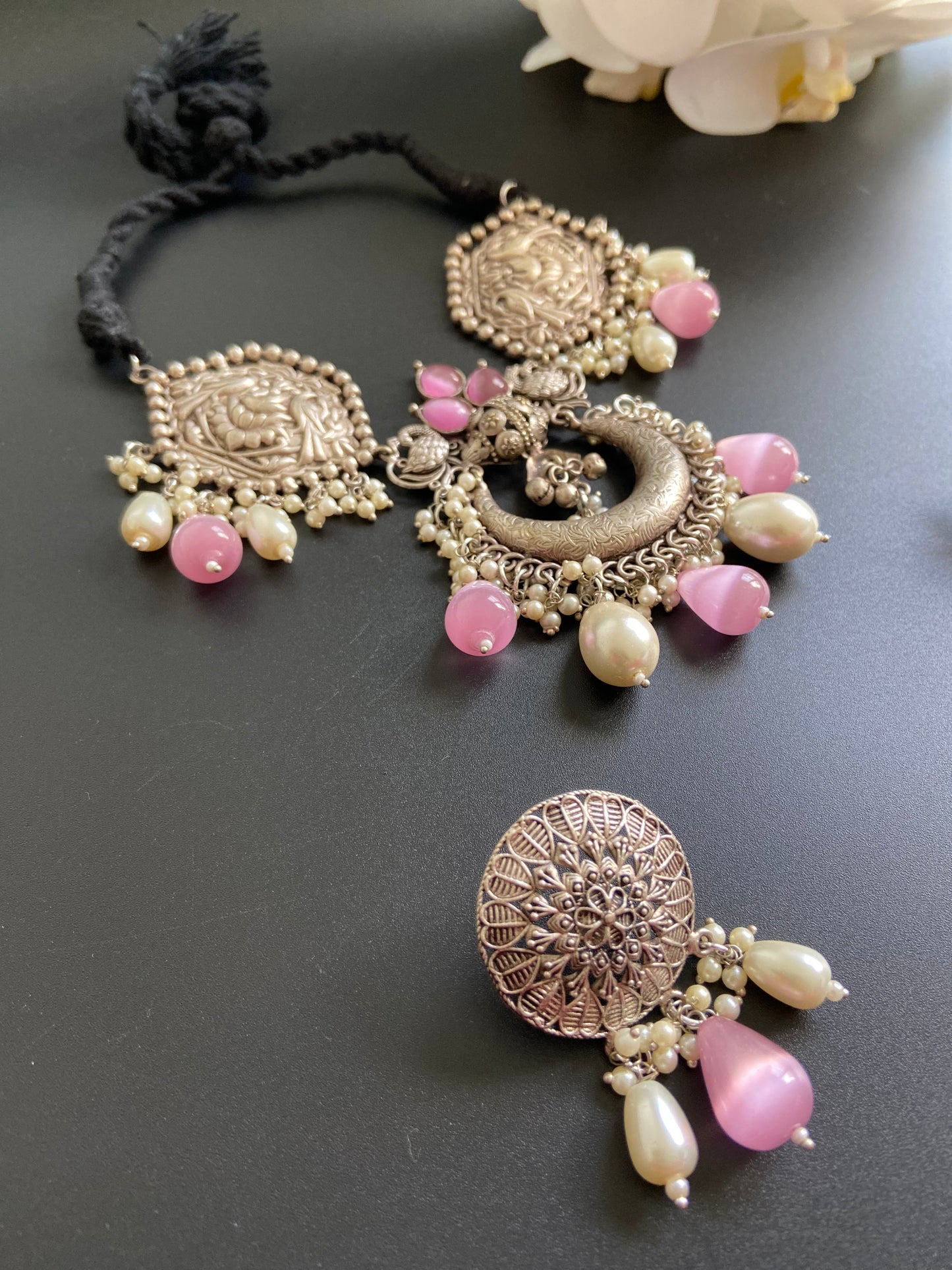 Mono chrome choker set